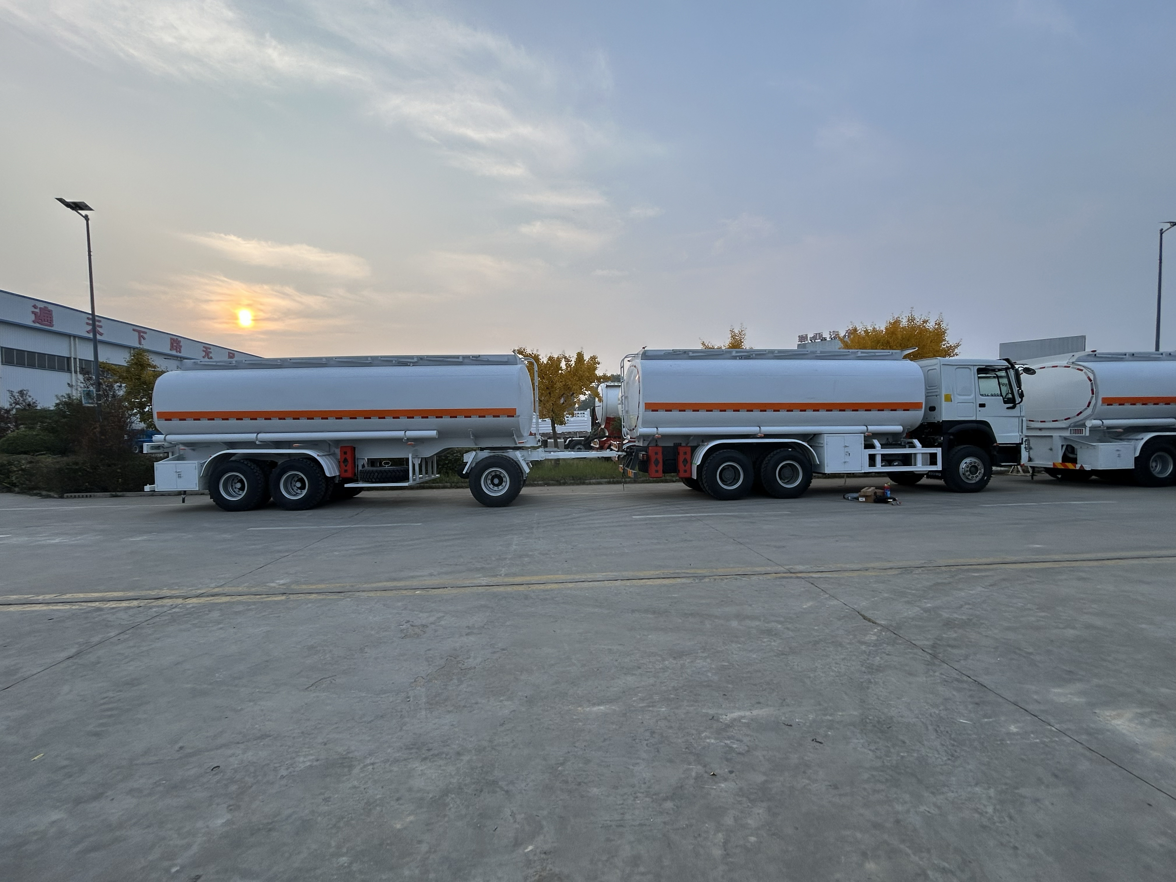 La combinazione di camion cisterna e rimorchio completo verrà spedita in Etiopia