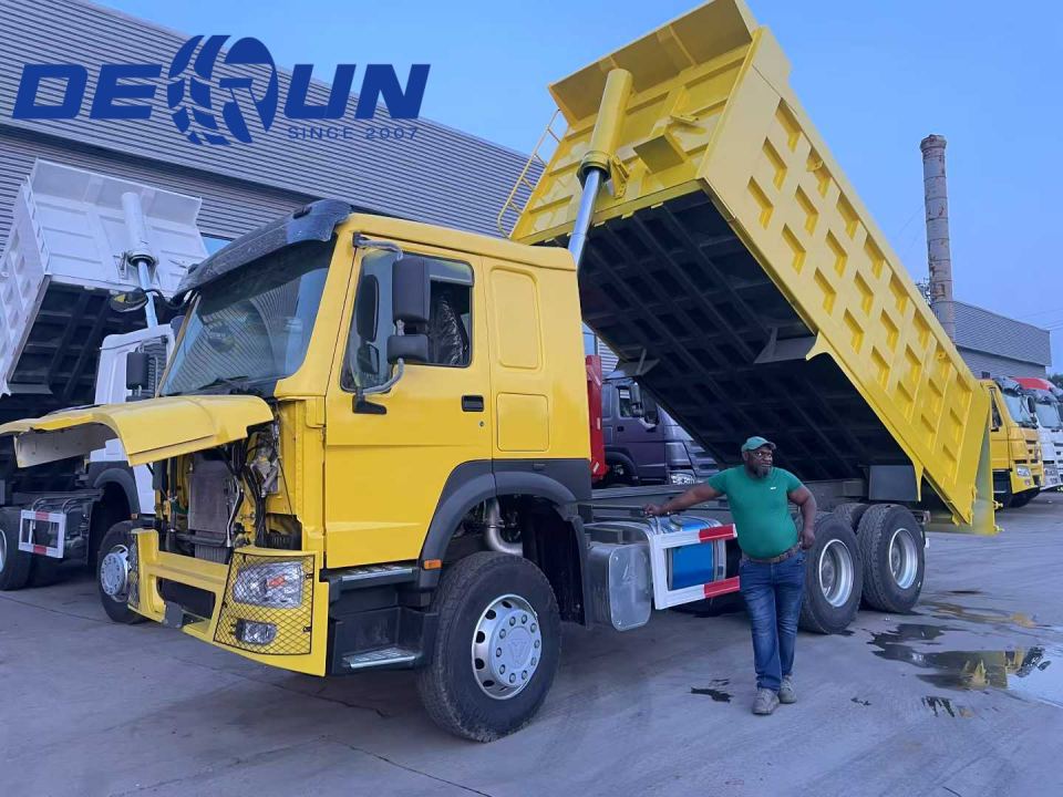 Il cliente di Gabon è venuto a visitare la fabbrica di Sinotruk