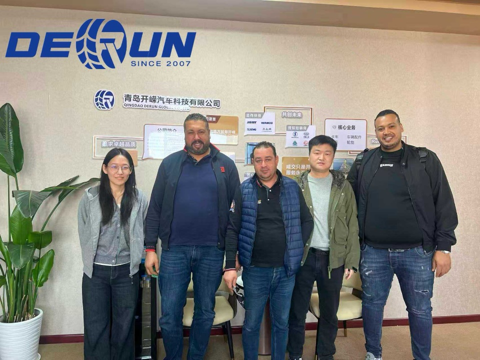 Il cliente dell'Algeria ha visitato il veicolo Shandong Derun