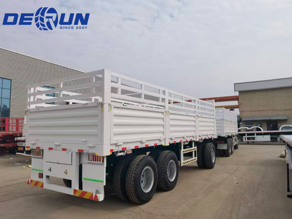 Due camion e un semirimorchio stanno per essere spediti a Gibuti.
