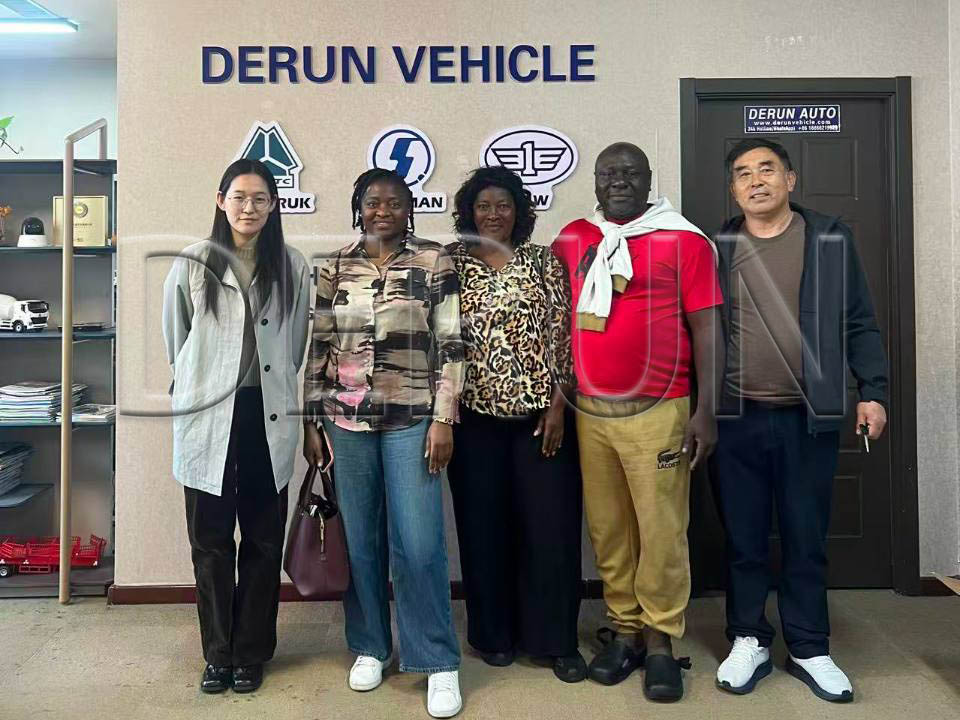 I clienti del Gabon hanno visitato Derun Auto e hanno acquistato cinque camion