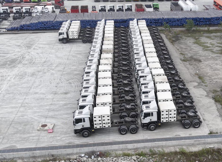 Il servizio di consegna coerente guadagna un ulteriore riconoscimento! 40 camion Sinotruk TX 6x4 CNG spediti con successo in Nigeria.
