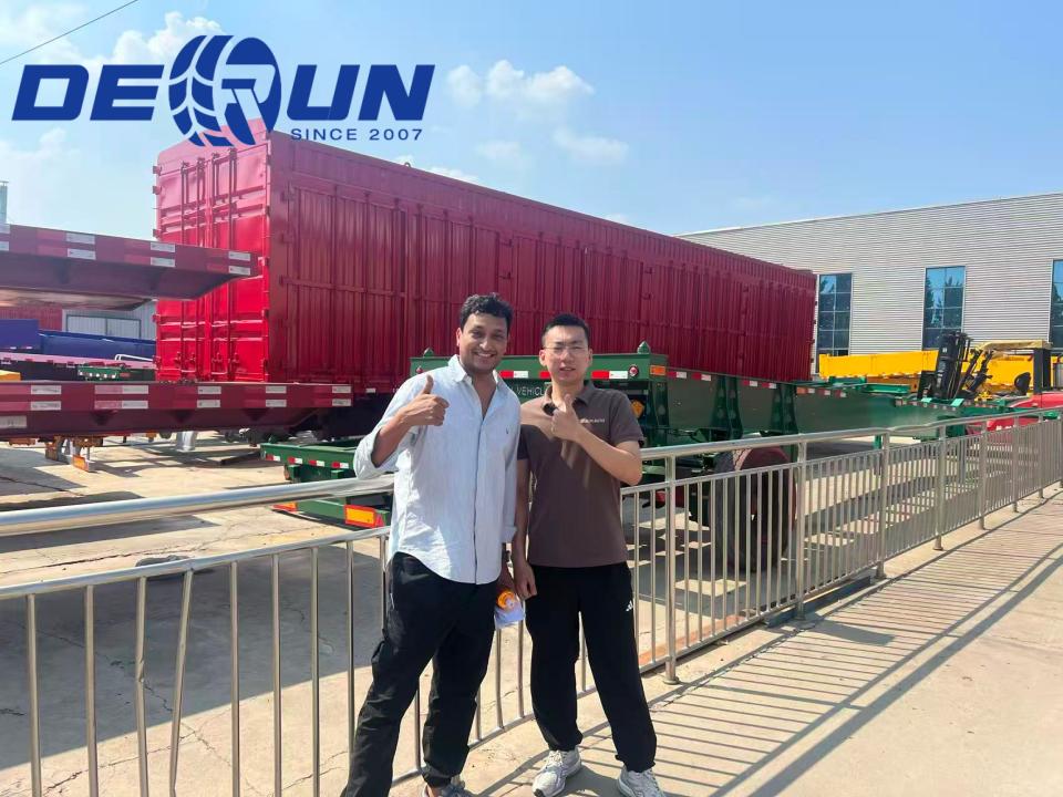 Un cliente australiano ha ispezionato i semirimorchi a pianale a 3 assi presso lo stabilimento di Derun